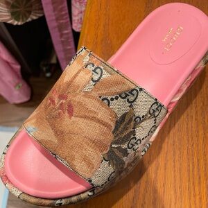 Gucci slide platform logo and floral sandal (worn once)
